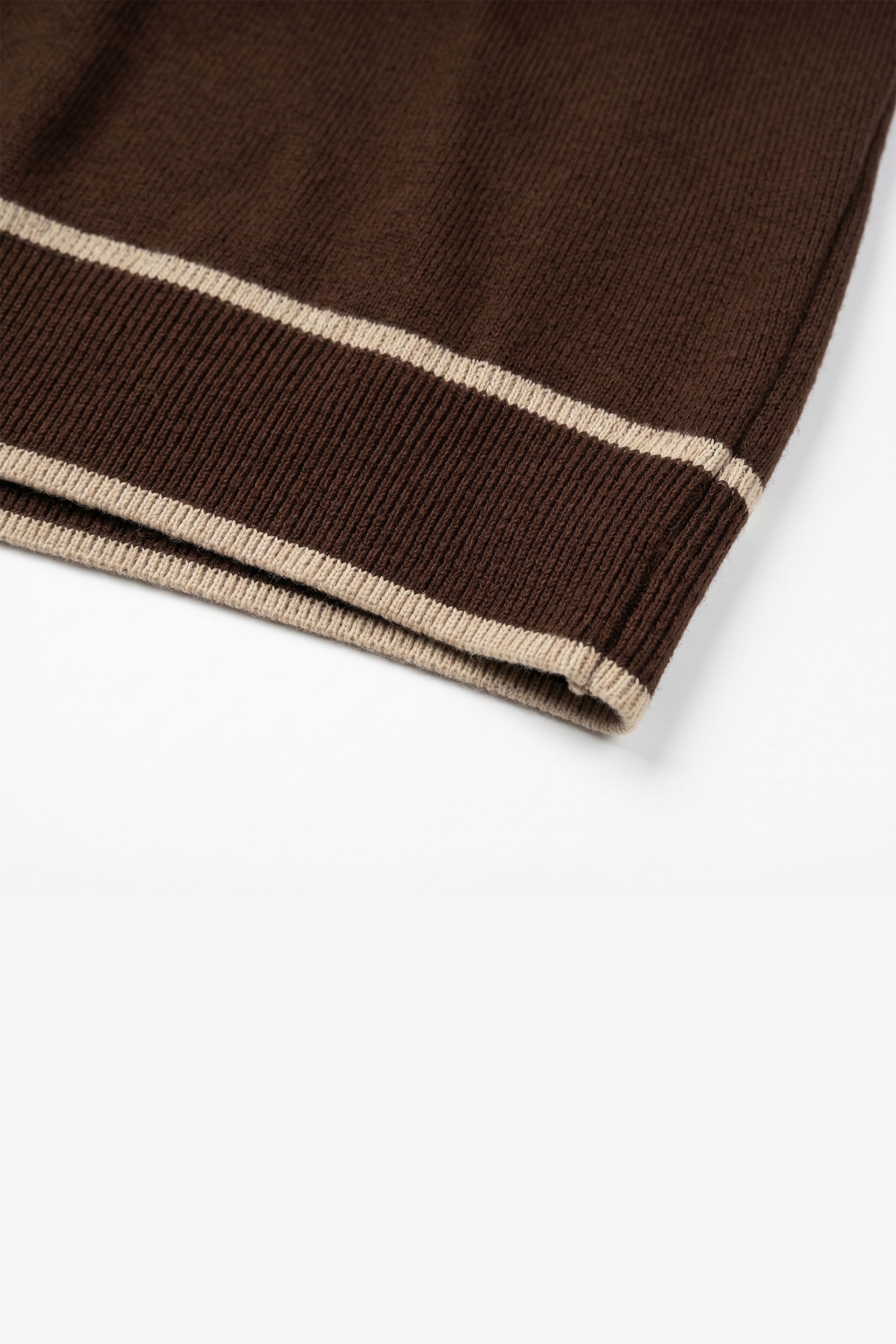 T-shirt da uomo marrone in maglia, vestibilità regolare, girocollo con finiture a contrasto.