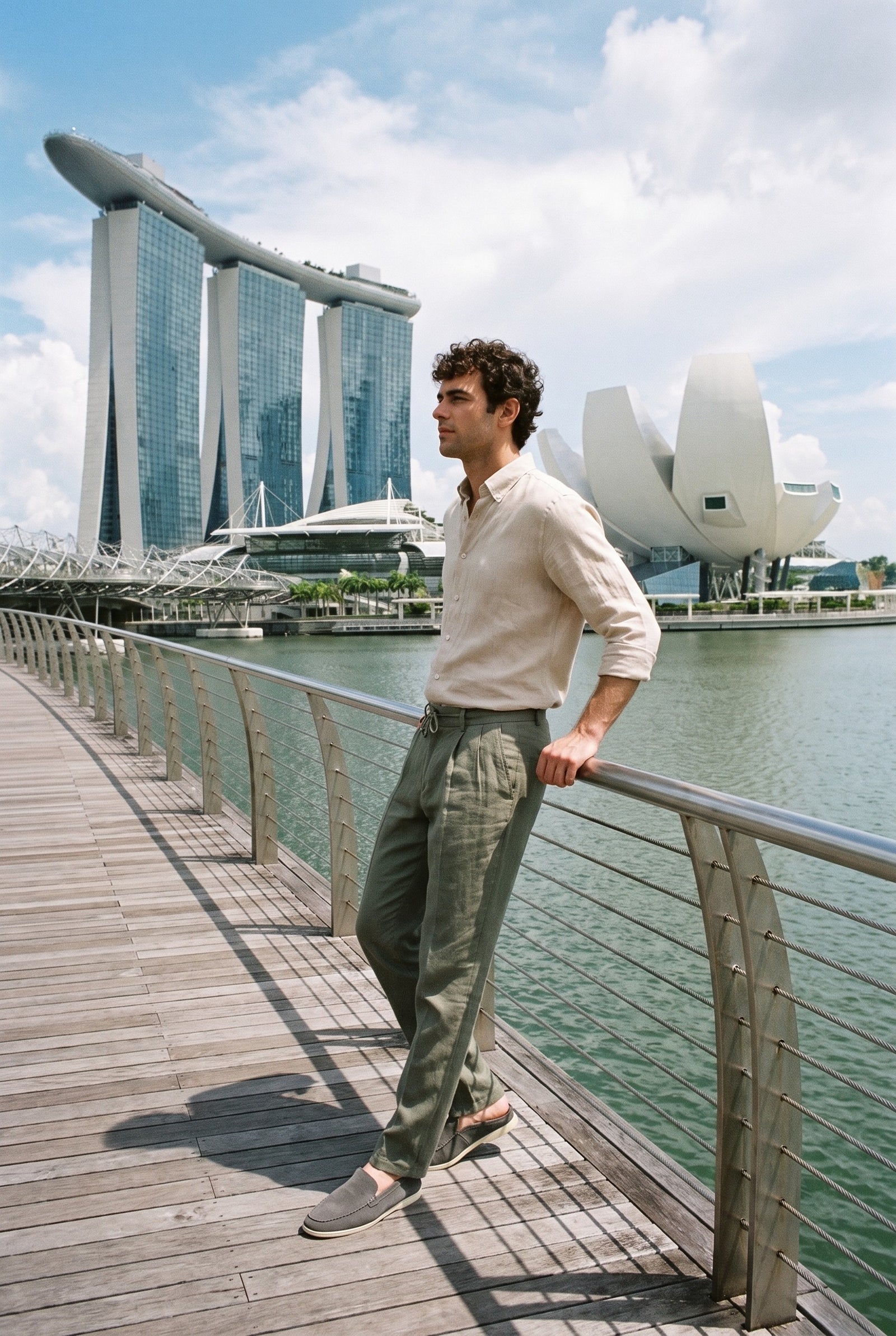 Look #877 styled with Pantaloni da uomo verde salvia in 100% lino, plissettati, con coulisse, vestibilità dritta e rilassata.
