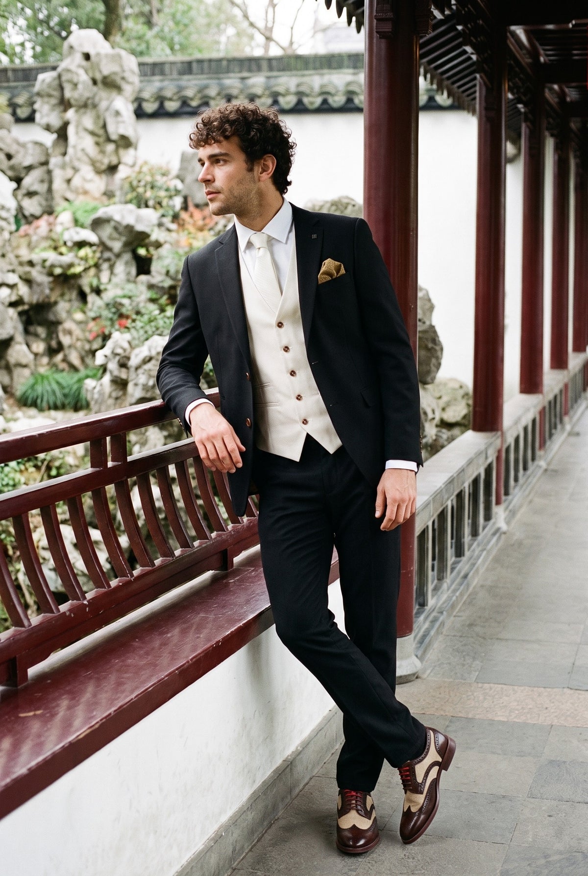 Look #1005 styled with Mayfair - Abito da uomo nero 3 pezzi con gilet color crema