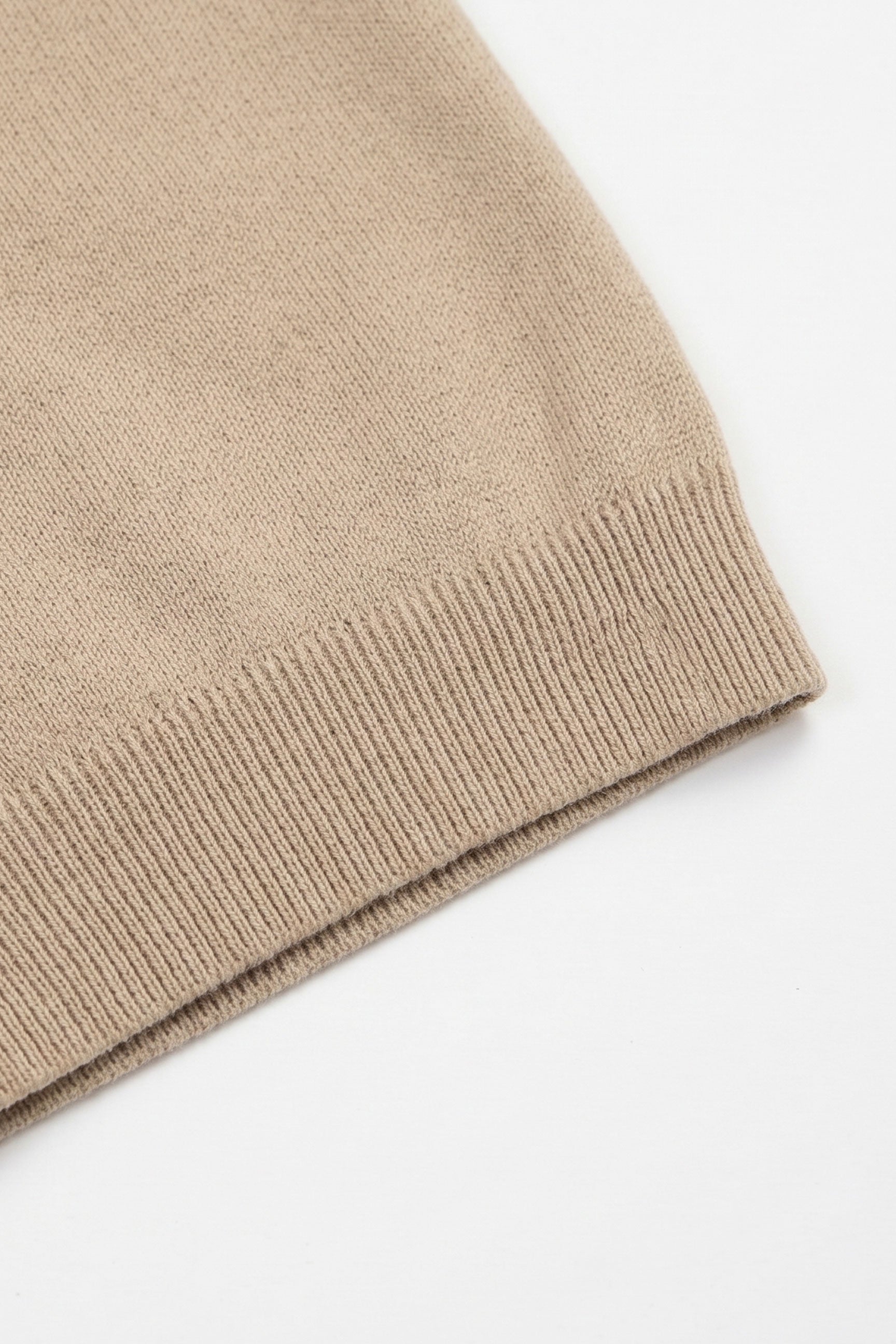 Polo da uomo beige con cerniera sul collo, lavorata a maglia