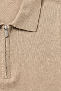 Polo da uomo beige con cerniera sul collo, lavorata a maglia