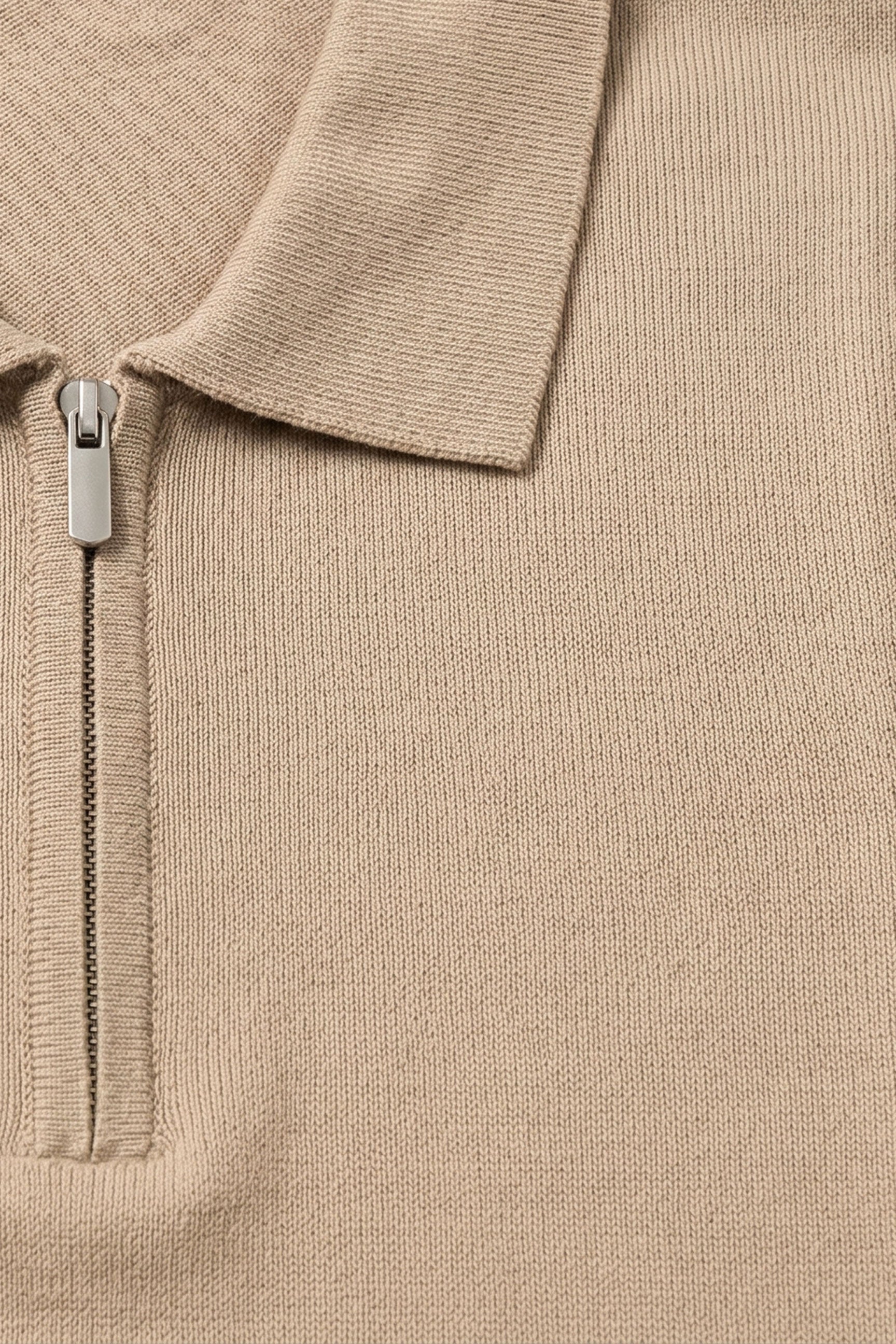 Polo da uomo beige con cerniera sul collo, lavorata a maglia