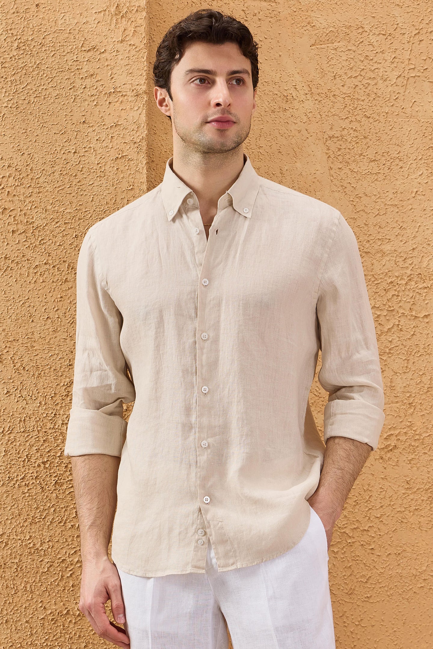 Camicia da uomo beige in puro lino, a maniche lunghe, con bottoni, ideale per l'estate.