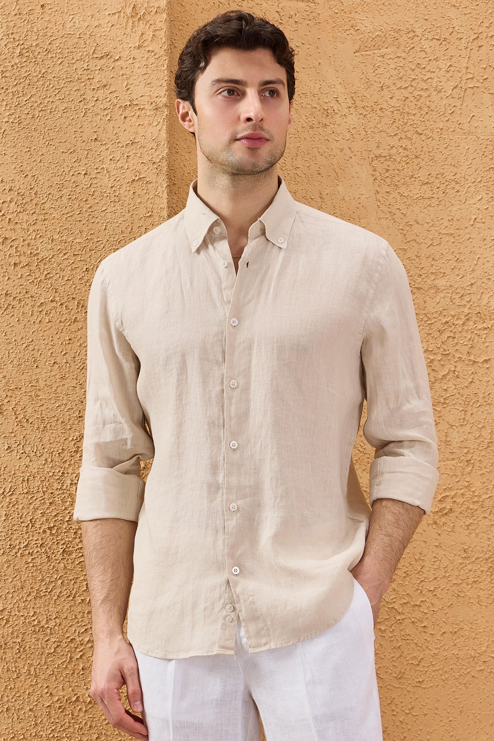 Camicia da uomo beige in puro lino, a maniche lunghe, con bottoni, ideale per l'estate.