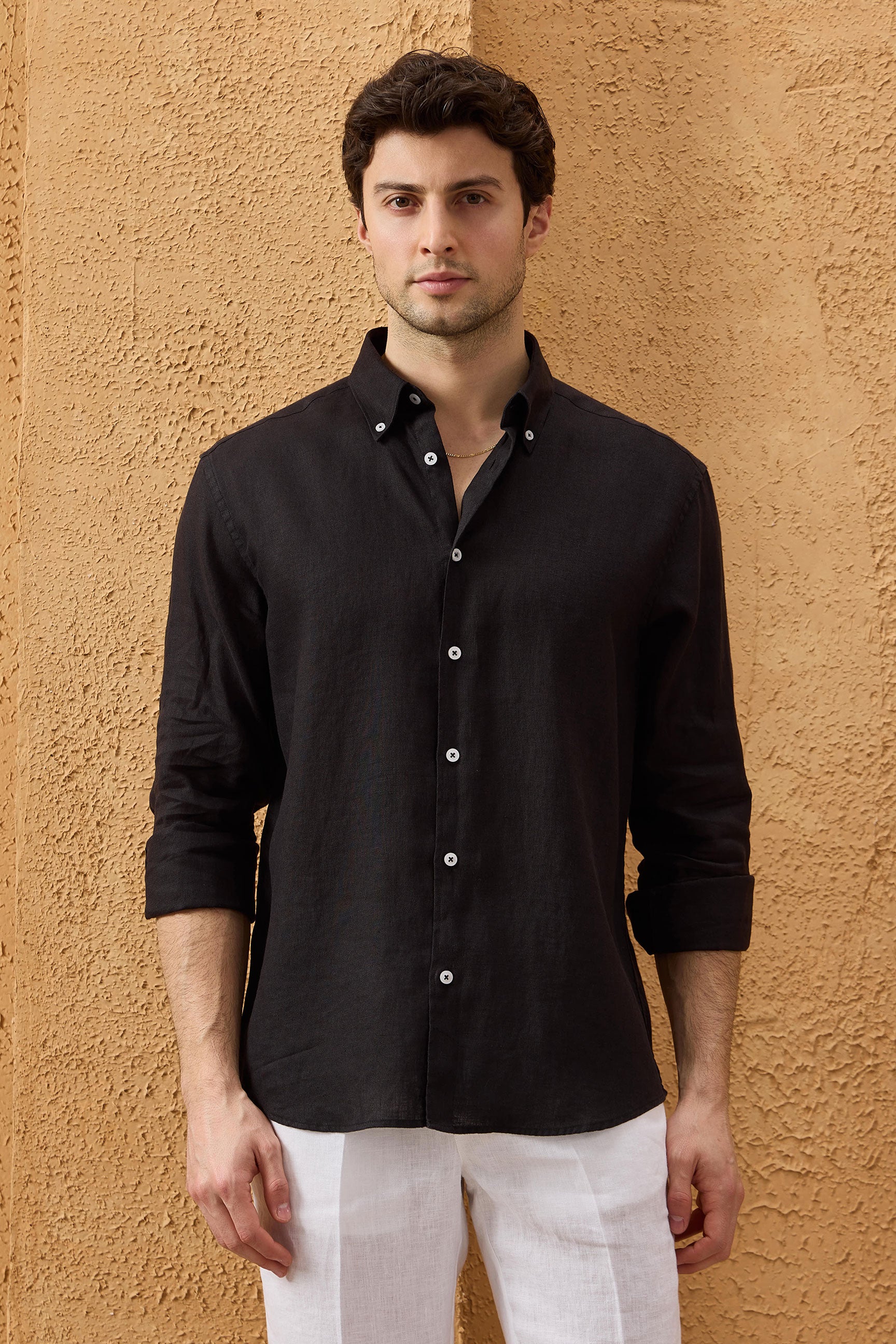 Camicia da uomo nera in puro lino, a maniche lunghe, con bottoni, ideale per l'estate.