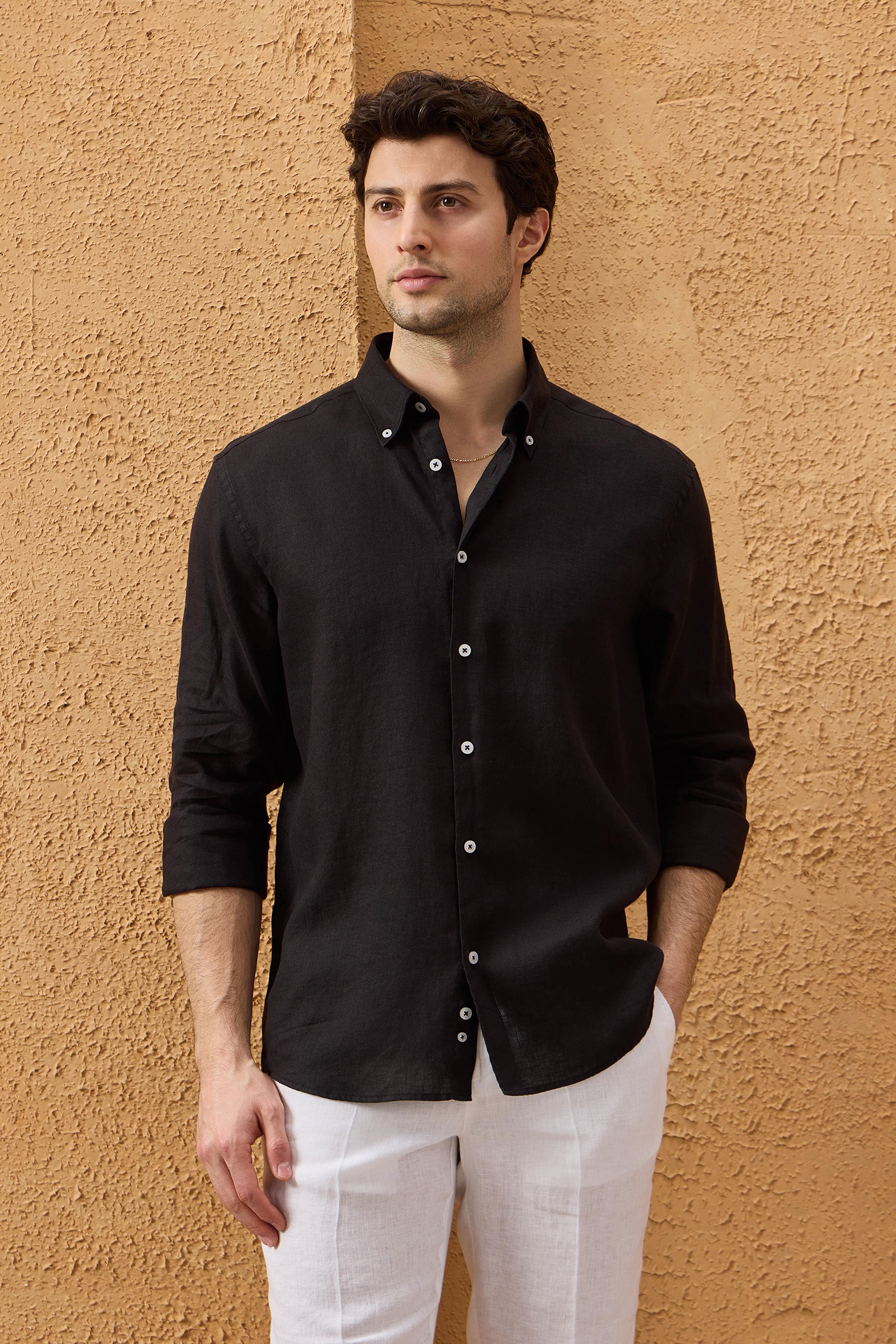 Camicia da uomo nera in puro lino, a maniche lunghe, con bottoni, ideale per l'estate.