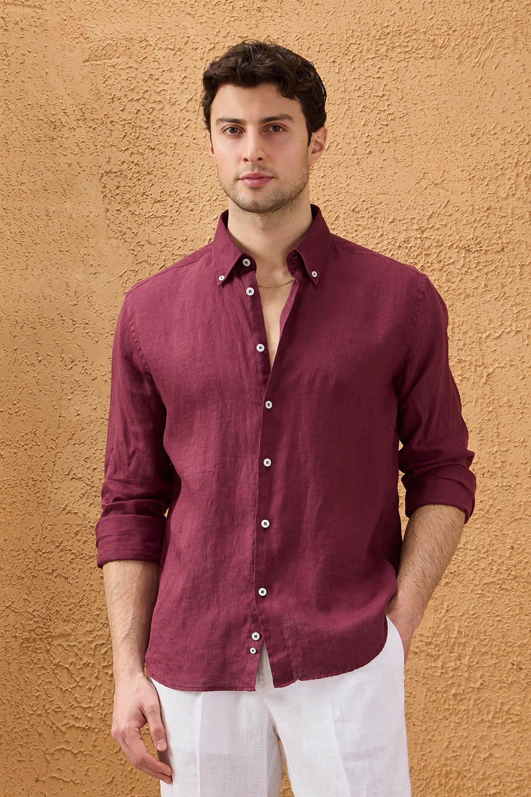 Camicia da uomo bordeaux in puro lino, a maniche lunghe, con bottoni, ideale per l'estate.