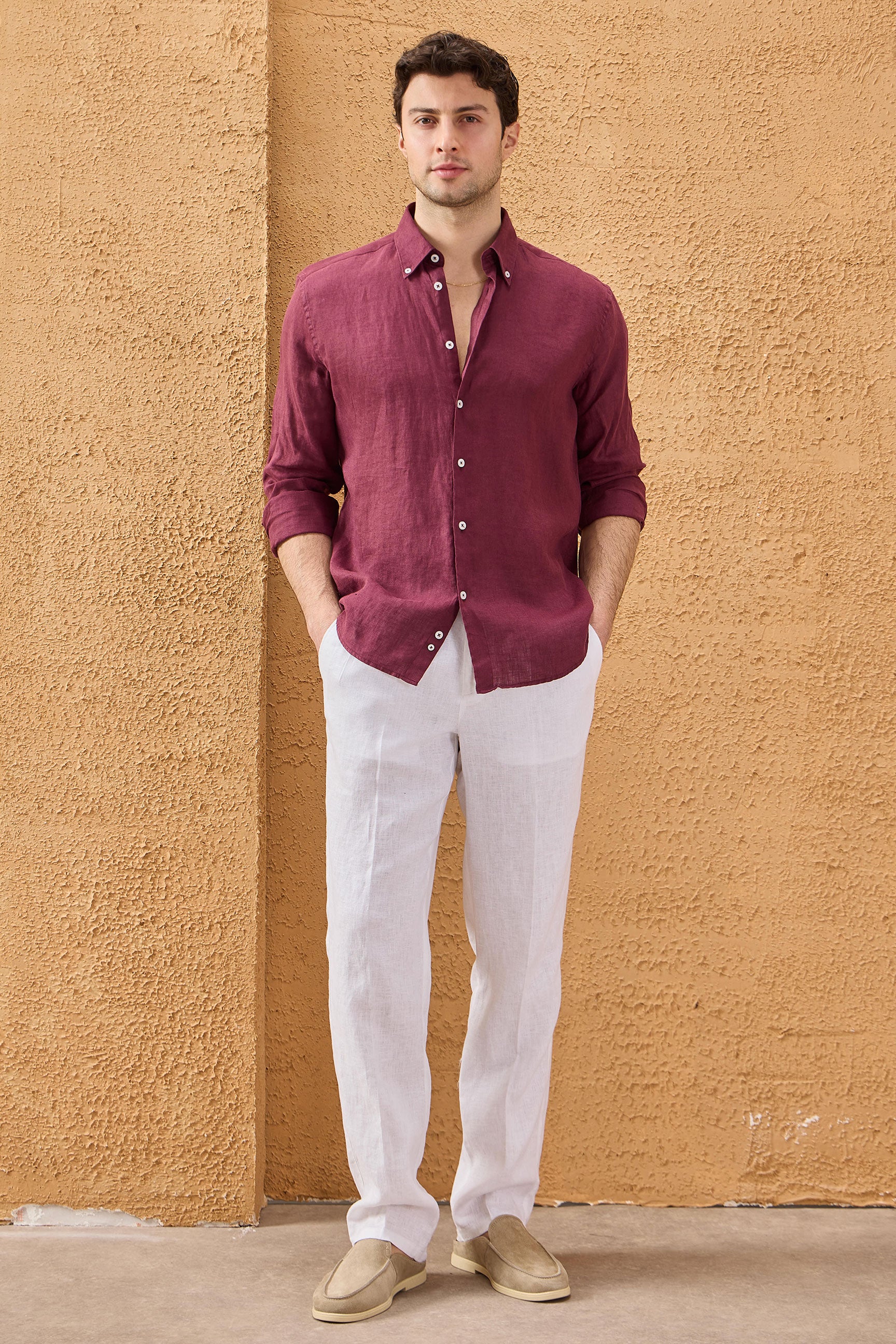 Camicia da uomo bordeaux in puro lino, a maniche lunghe, con bottoni, ideale per l'estate.