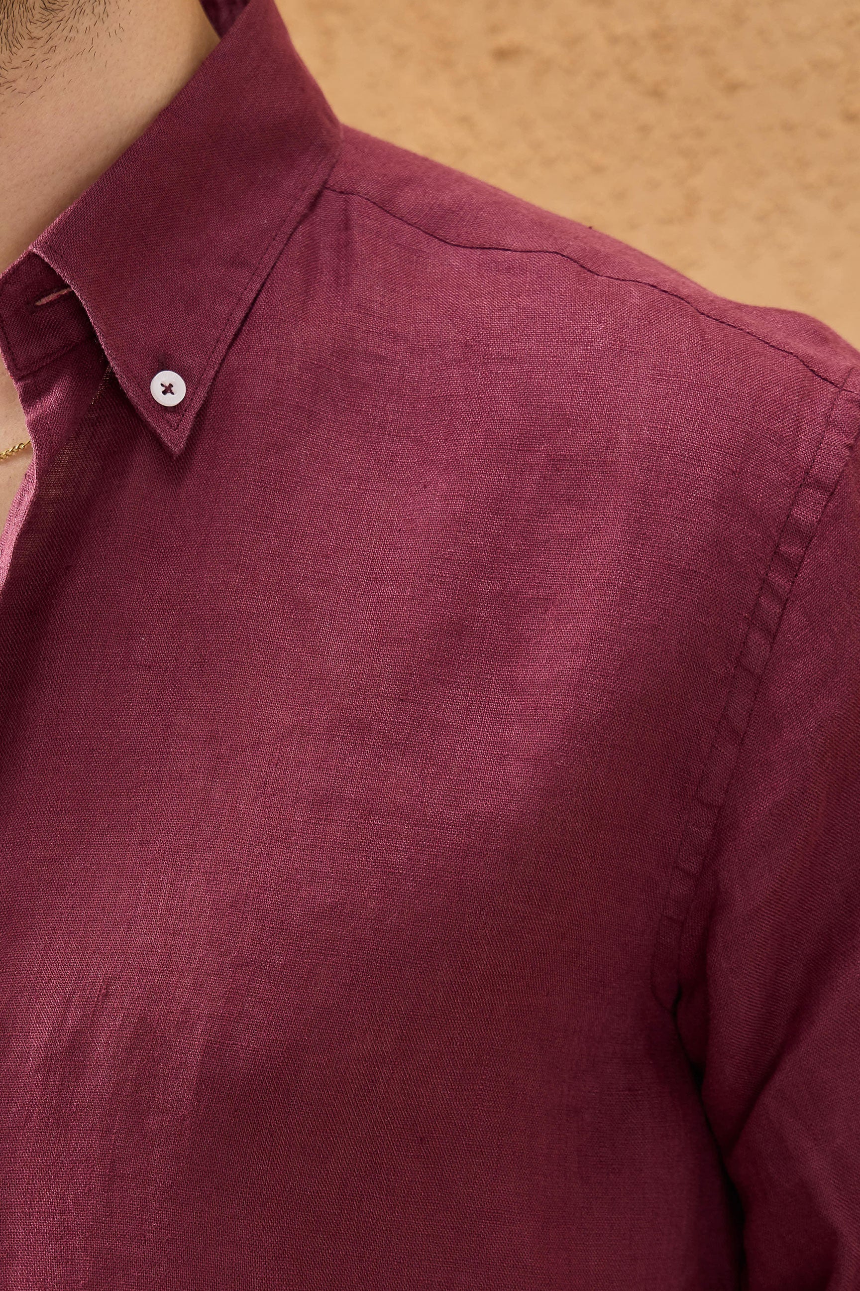 Camicia da uomo bordeaux in puro lino, a maniche lunghe, con bottoni, ideale per l'estate.