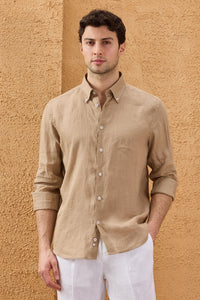 Camicia da uomo in puro lino color cammello a maniche lunghe con bottoni, ideale per l'estate.