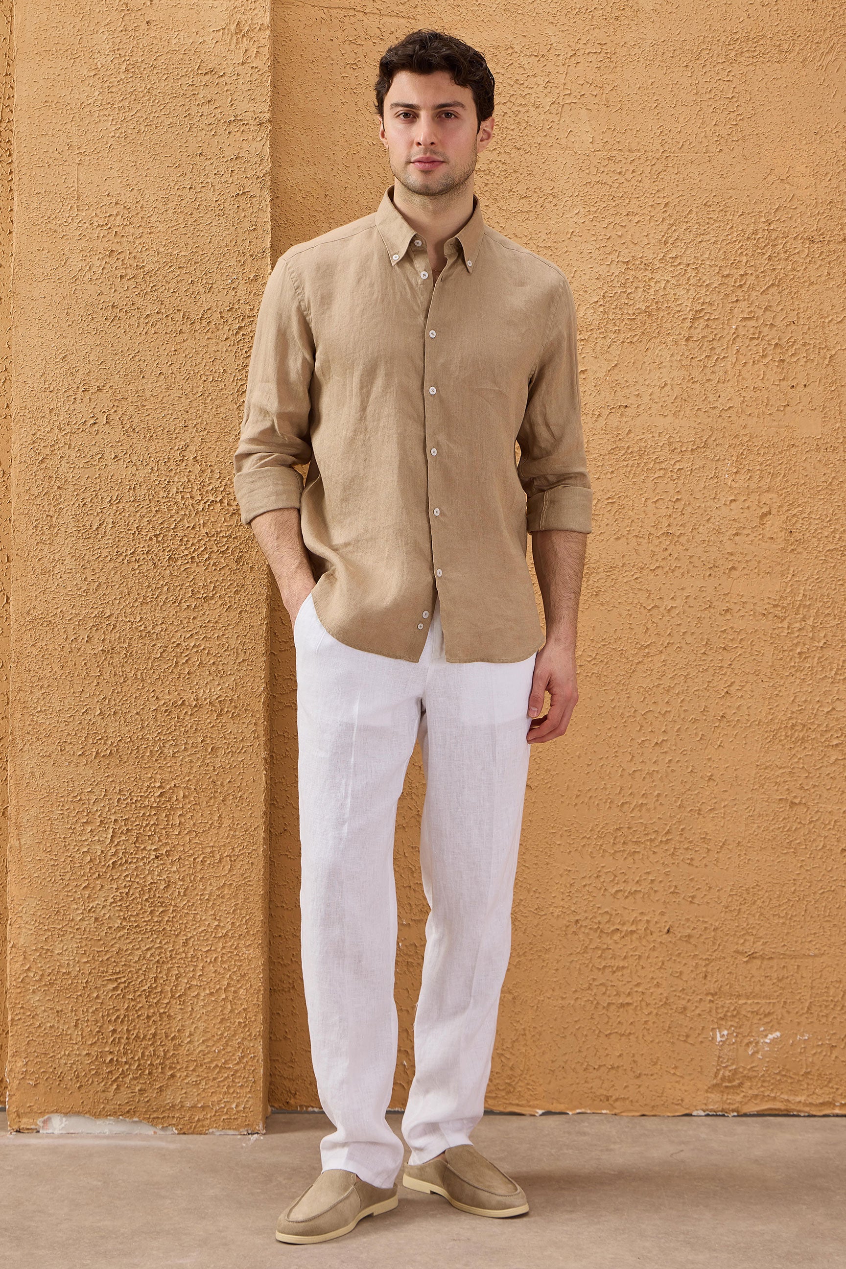 Camicia da uomo in puro lino color cammello a maniche lunghe con bottoni, ideale per l'estate.