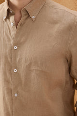 Camicia da uomo in puro lino color cammello a maniche lunghe con bottoni, ideale per l'estate.