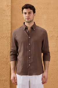 Camicia da uomo in puro lino marrone scuro, a maniche lunghe, con bottoni, ideale per l'estate.