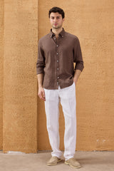 Camicia da uomo in puro lino marrone scuro, a maniche lunghe, con bottoni, ideale per l'estate.