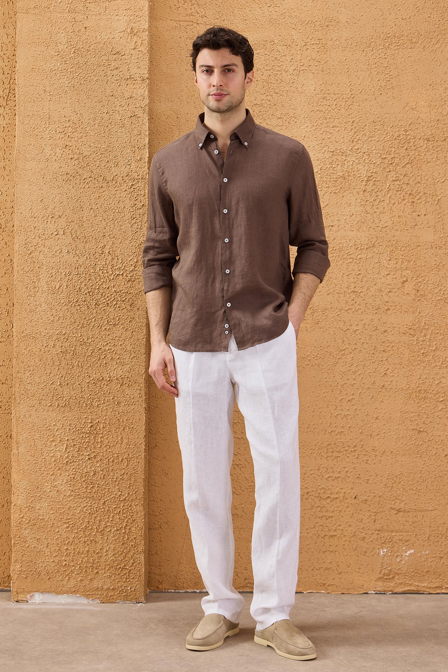 Camicia da uomo in puro lino marrone scuro, a maniche lunghe, con bottoni, ideale per l'estate.