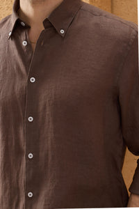 Camicia da uomo in puro lino marrone scuro, a maniche lunghe, con bottoni, ideale per l'estate.