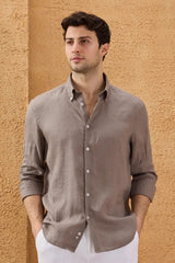 Camicia da uomo in puro lino marrone chiaro, a maniche lunghe, con bottoni, ideale per l'estate.