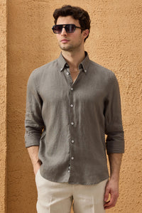 Camicia da uomo in puro lino color kaki a maniche lunghe con bottoni, ideale per l'estate.