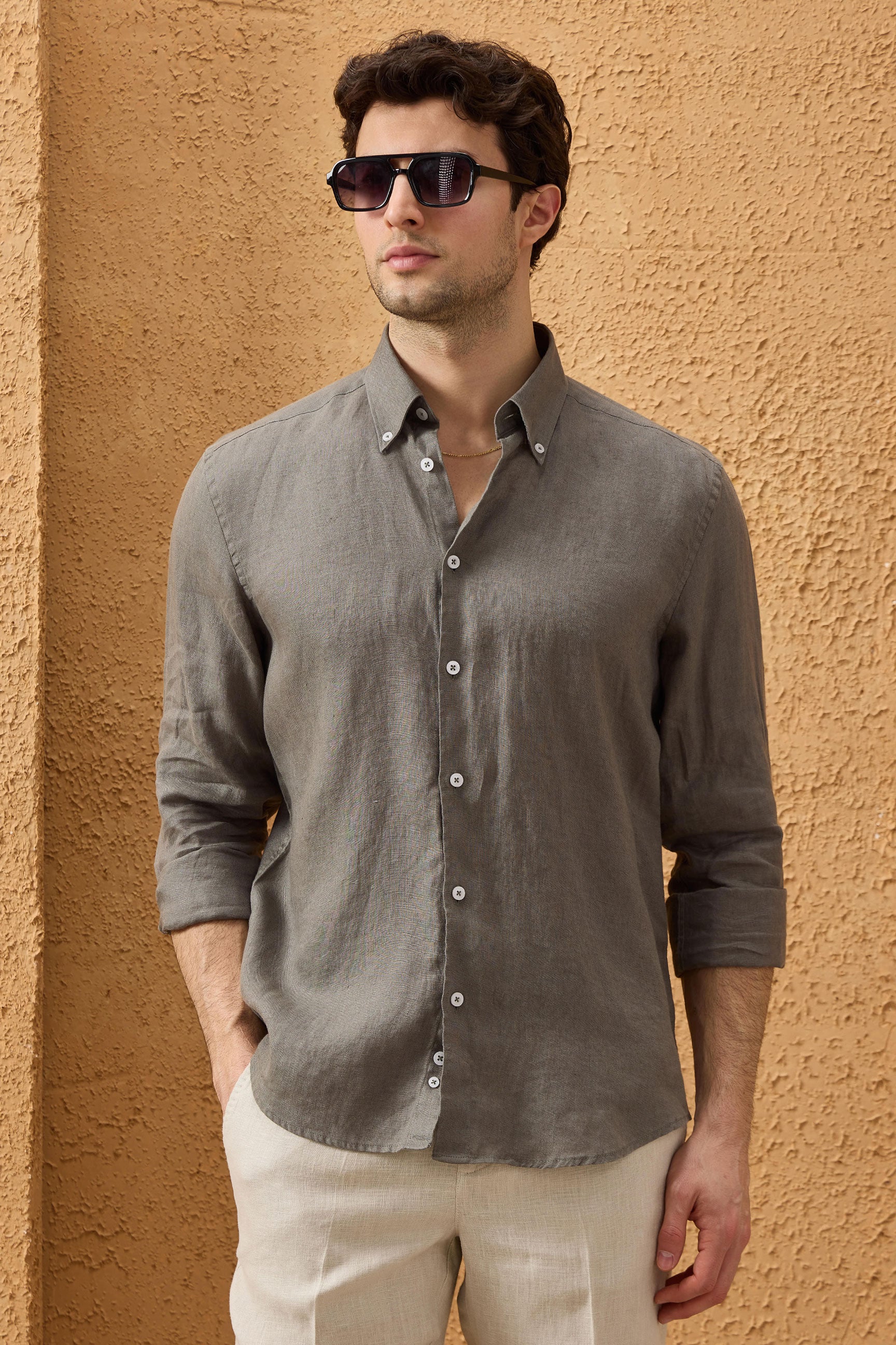 Camicia da uomo in puro lino color kaki a maniche lunghe con bottoni, ideale per l'estate.