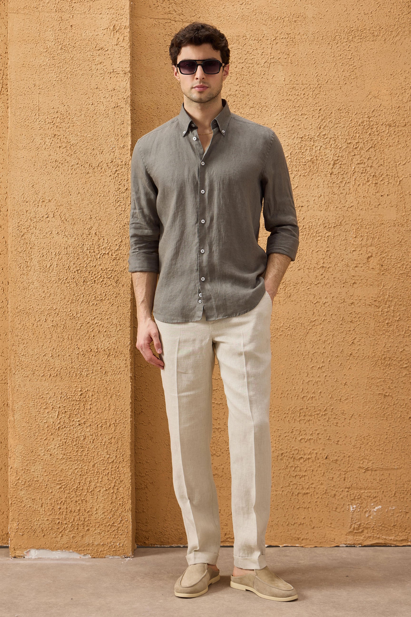 Camicia da uomo in puro lino color kaki a maniche lunghe con bottoni, ideale per l'estate.