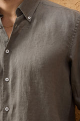 Camicia da uomo in puro lino color kaki a maniche lunghe con bottoni, ideale per l'estate.