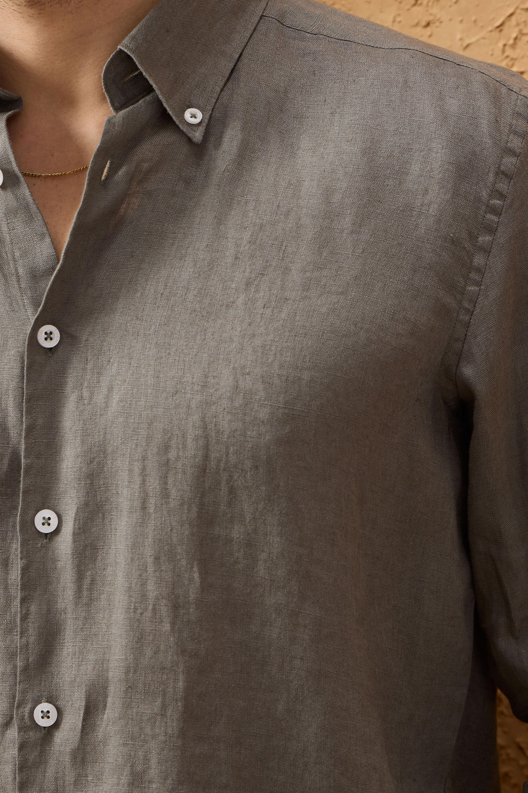 Camicia da uomo in puro lino color kaki a maniche lunghe con bottoni, ideale per l'estate.