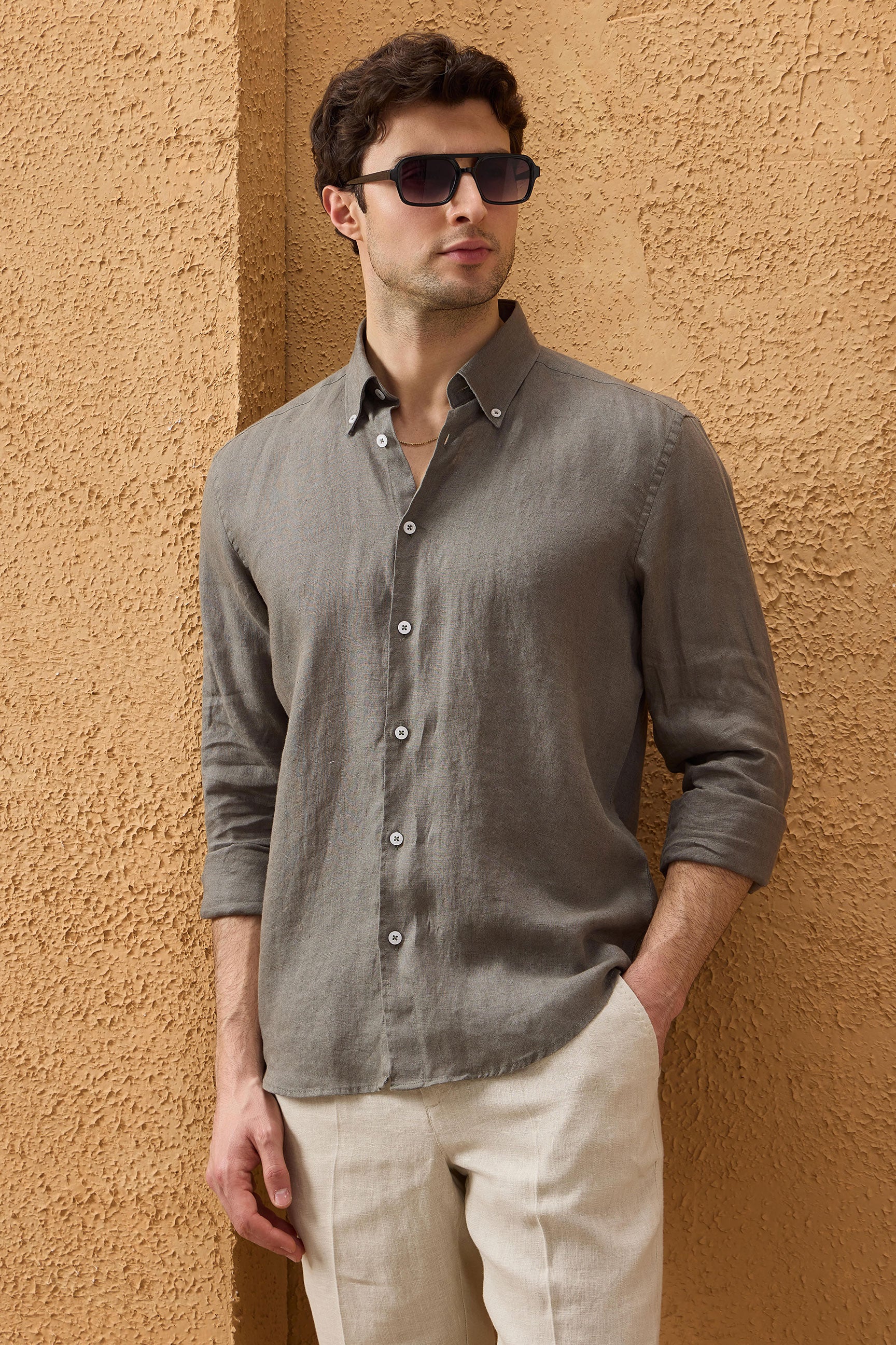 Camicia da uomo in puro lino color kaki a maniche lunghe con bottoni, ideale per l'estate.