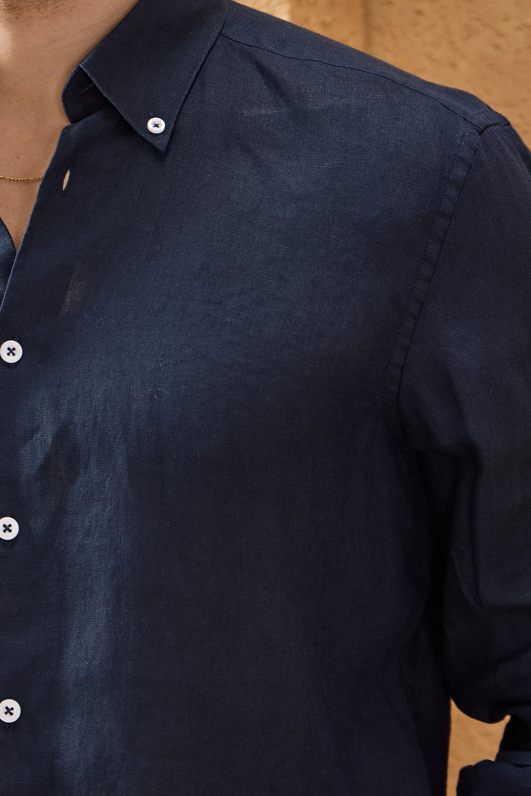 Camicia da uomo blu navy in puro lino, a maniche lunghe, con bottoni, ideale per l'estate.