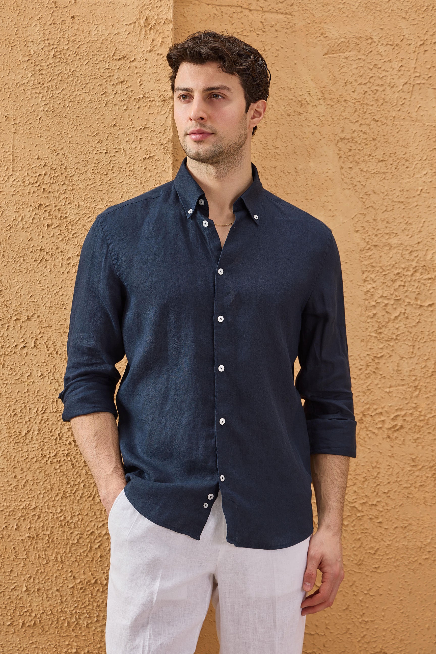 Camicia da uomo blu navy in puro lino, a maniche lunghe, con bottoni, ideale per l'estate.
