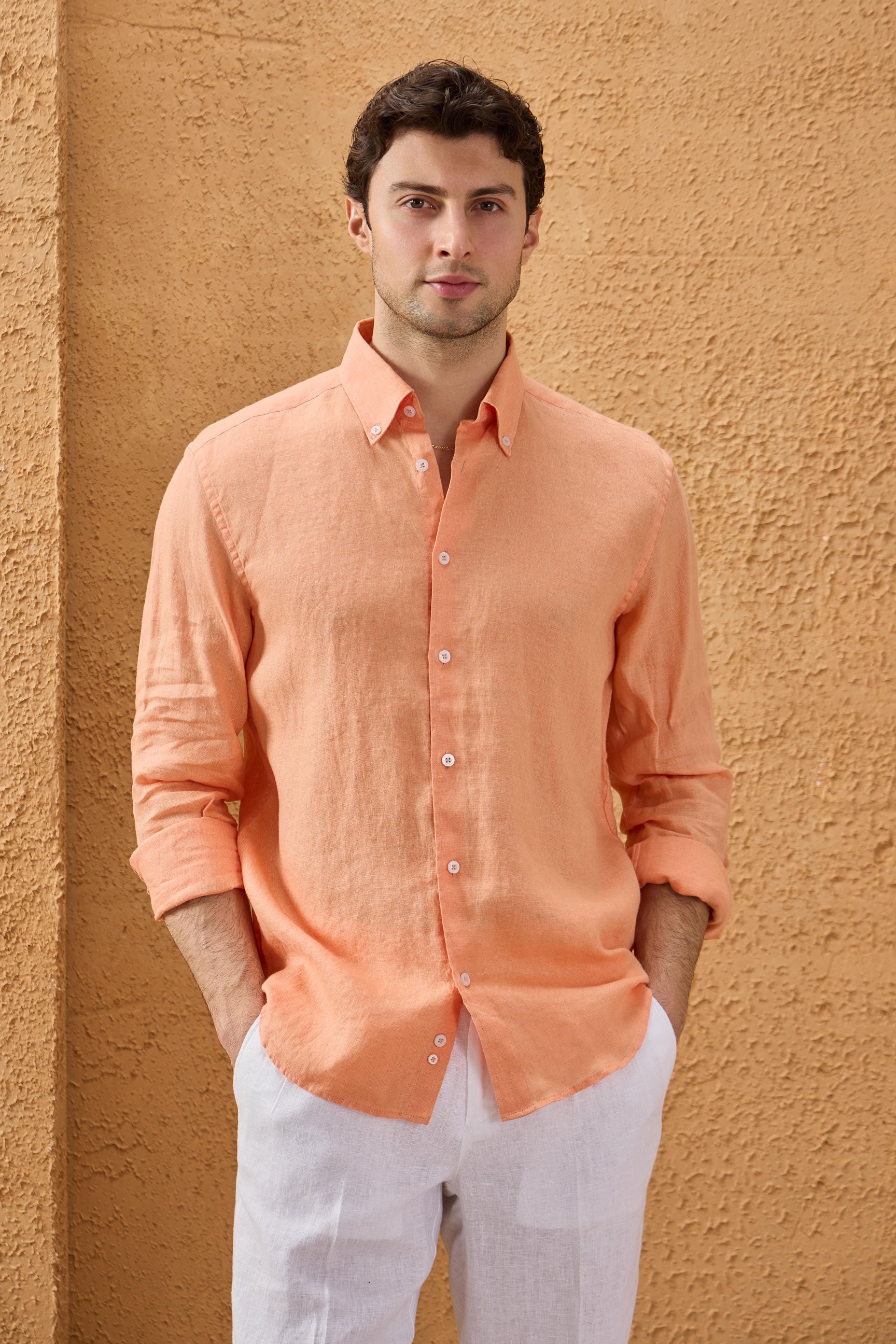 Camicia da uomo arancione in puro lino, a maniche lunghe, con bottoni, ideale per l'estate.