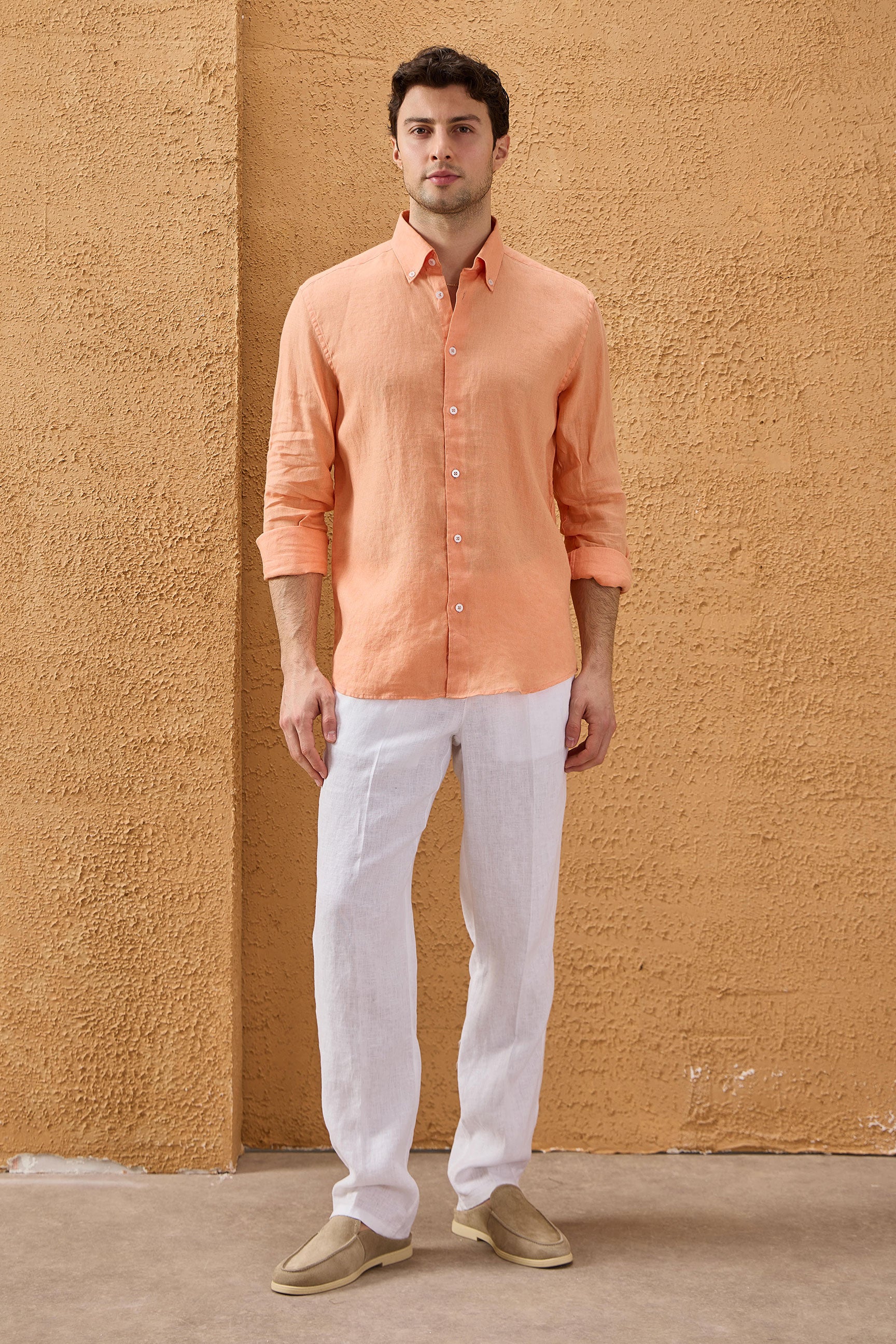 Camicia da uomo arancione in puro lino, a maniche lunghe, con bottoni, ideale per l'estate.