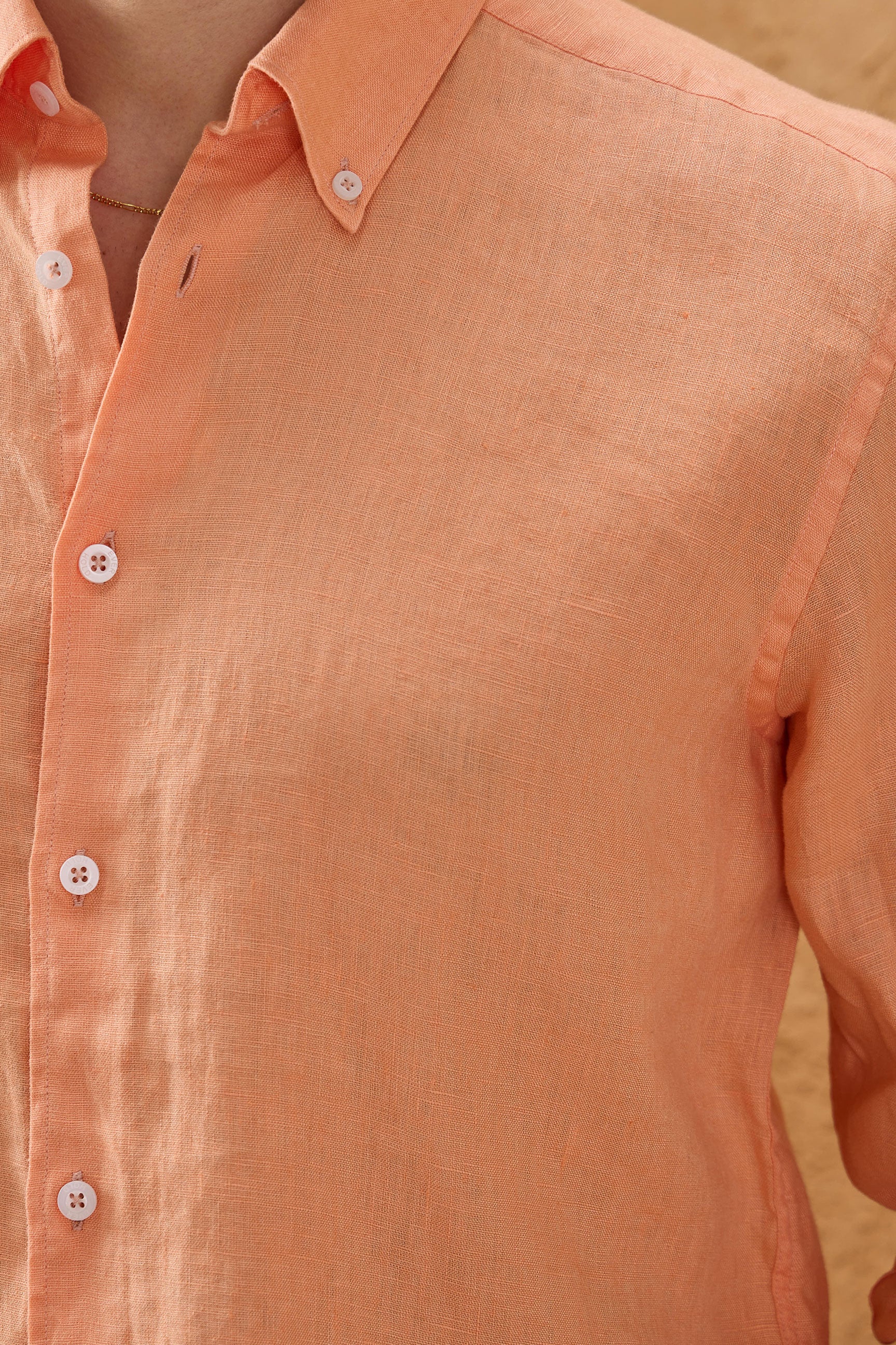 Camicia da uomo arancione in puro lino, a maniche lunghe, con bottoni, ideale per l'estate.
