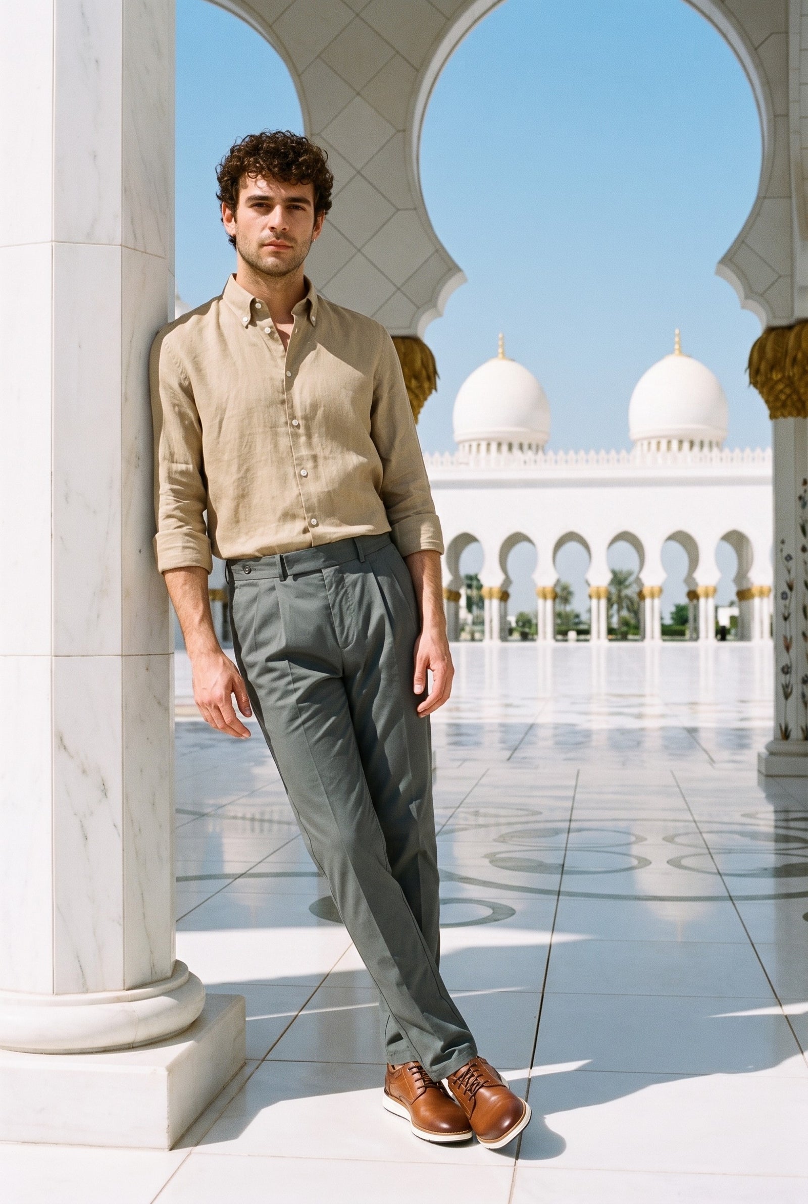 Look #1020 styled with Camicia da uomo in puro lino beige scuro, a maniche lunghe, con bottoni, ideale per l'estate.