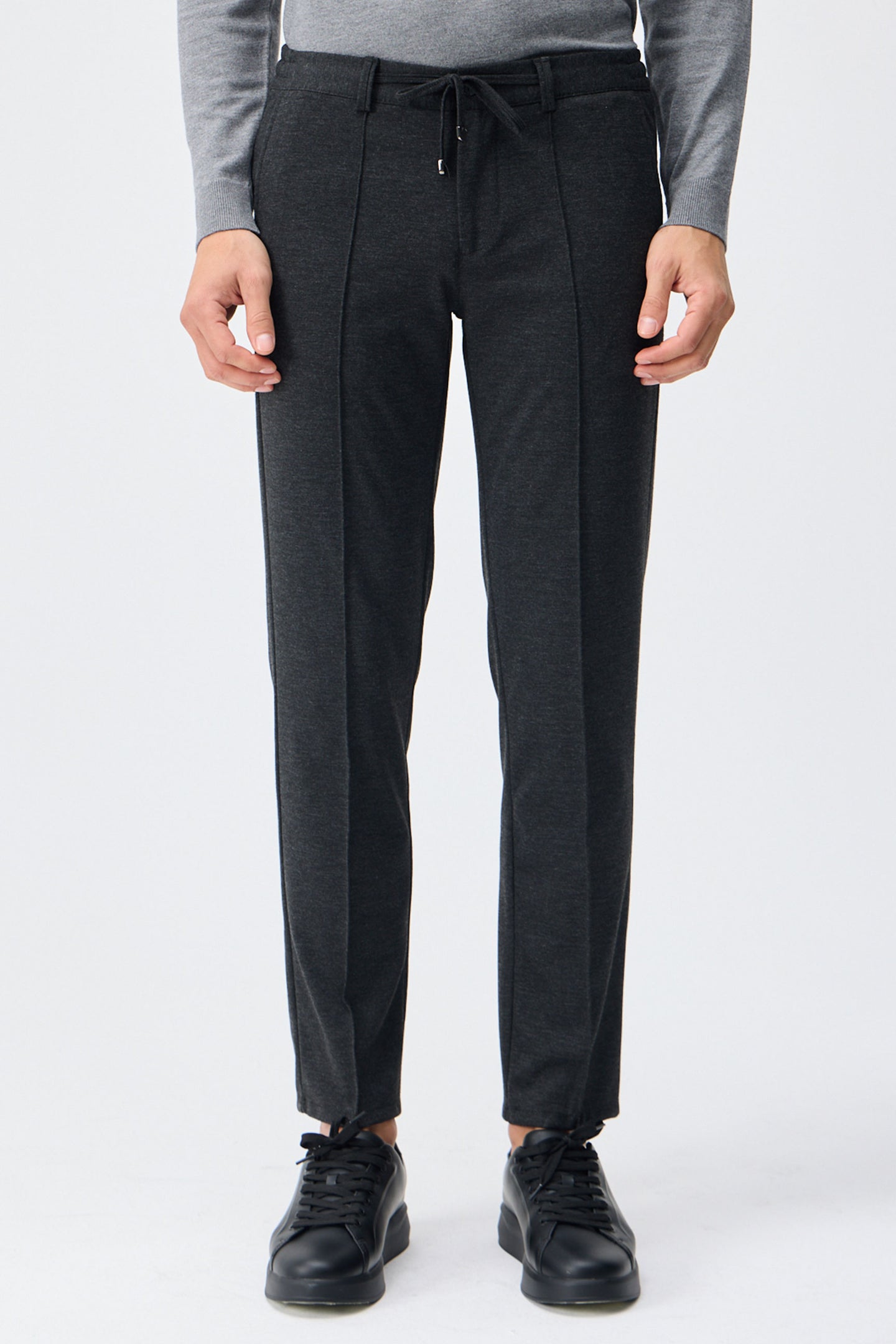 Pantaloni eleganti da uomo color tortora e antracite con coulisse, vestibilità affusolata e sartoriale.