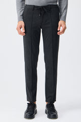 Pantaloni eleganti da uomo color tortora e antracite con coulisse, vestibilità affusolata e sartoriale.