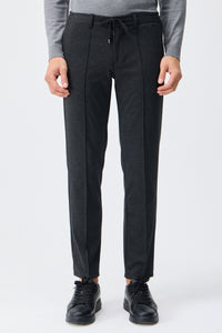 Pantaloni eleganti da uomo color tortora e antracite con coulisse, vestibilità affusolata e sartoriale.