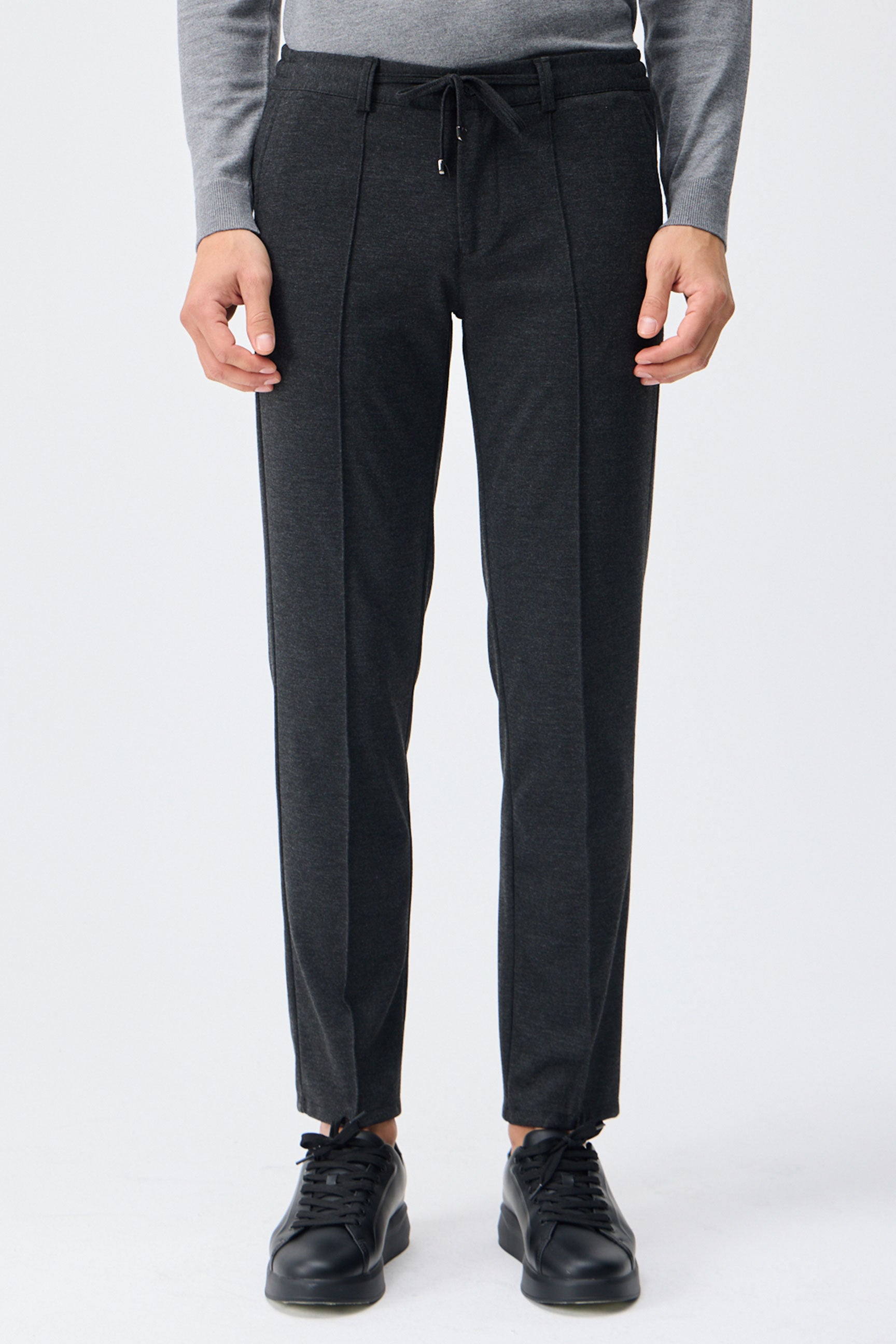 Pantaloni eleganti da uomo color tortora e antracite con coulisse, vestibilità affusolata e sartoriale.