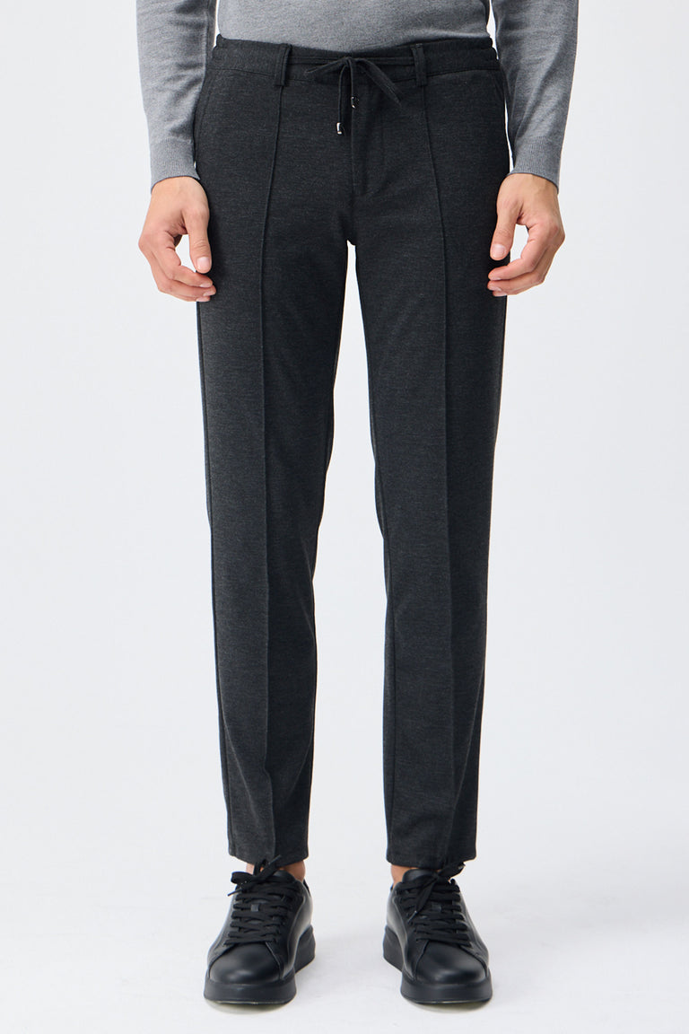 Pantaloni eleganti da uomo color tortora e antracite con coulisse, vestibilità affusolata e sartoriale.