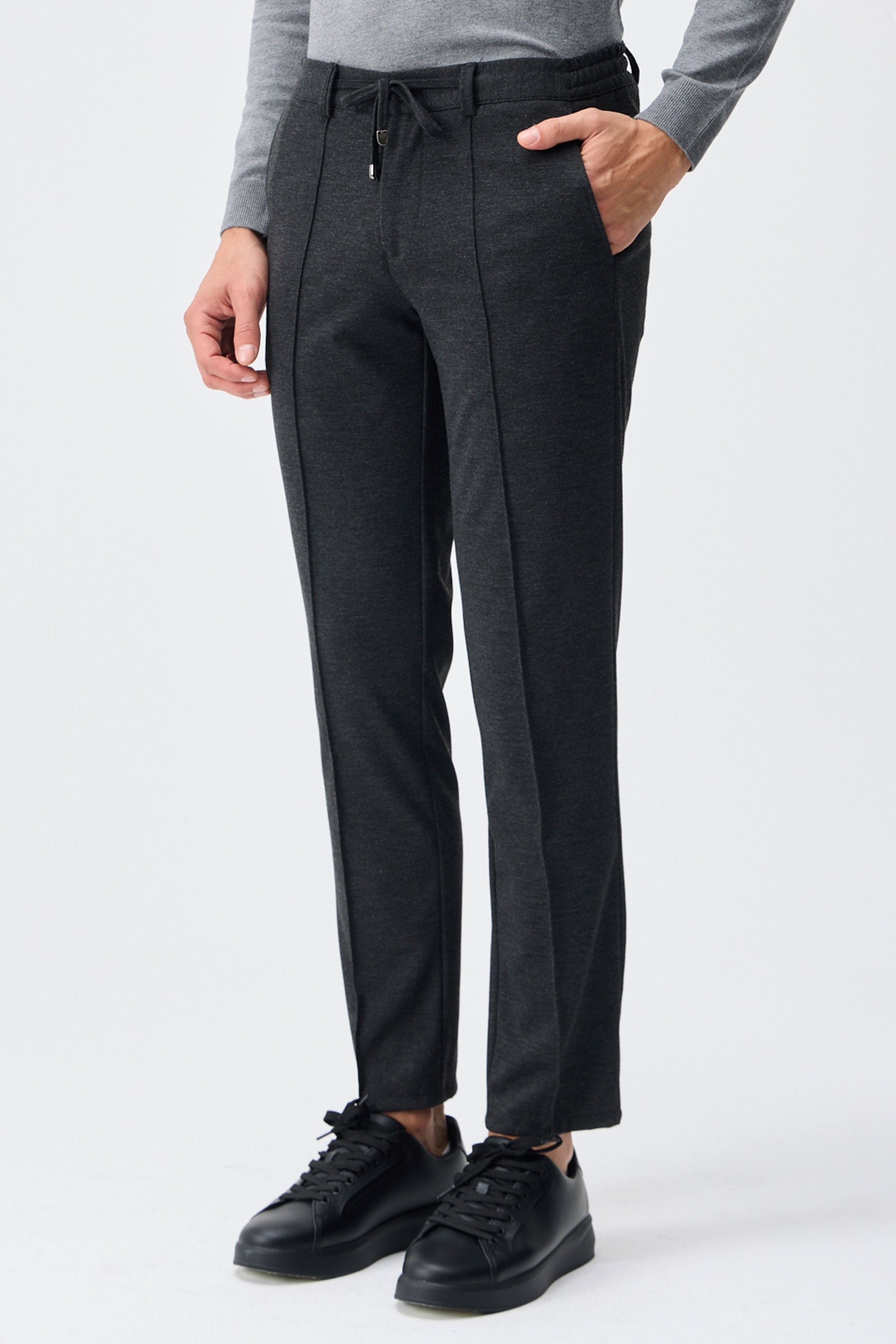 Pantaloni eleganti da uomo color tortora e antracite con coulisse, vestibilità affusolata e sartoriale.