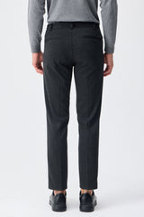 Pantaloni eleganti da uomo color tortora e antracite con coulisse, vestibilità affusolata e sartoriale.