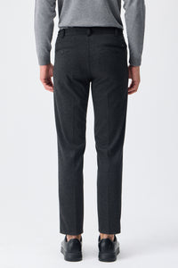 Pantaloni eleganti da uomo color tortora e antracite con coulisse, vestibilità affusolata e sartoriale.