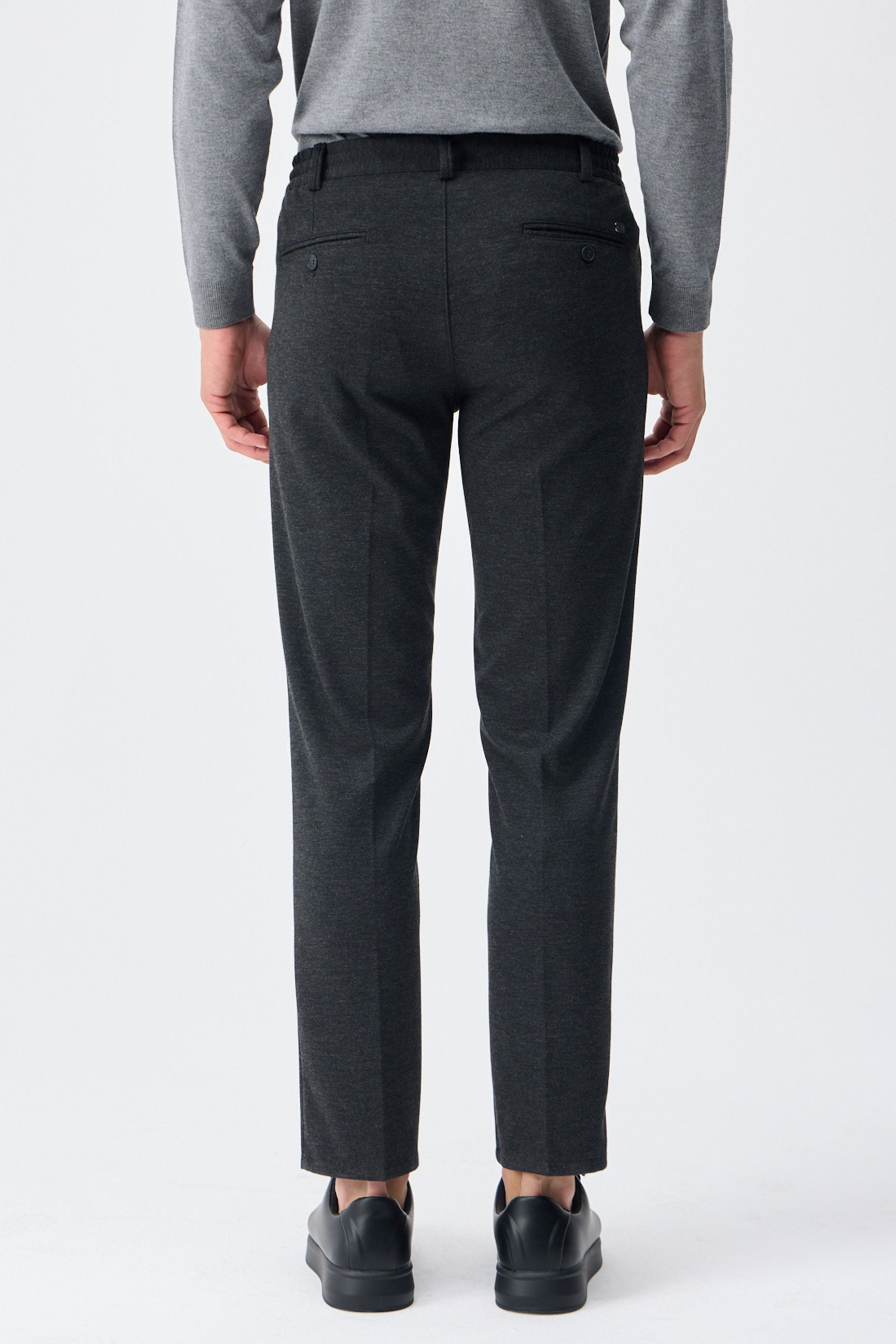 Pantaloni eleganti da uomo color tortora e antracite con coulisse, vestibilità affusolata e sartoriale.