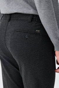 Pantaloni eleganti da uomo color tortora e antracite con coulisse, vestibilità affusolata e sartoriale.
