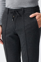 Pantaloni eleganti da uomo color tortora e antracite con coulisse, vestibilità affusolata e sartoriale.