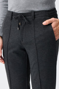 Pantaloni eleganti da uomo color tortora e antracite con coulisse, vestibilità affusolata e sartoriale.