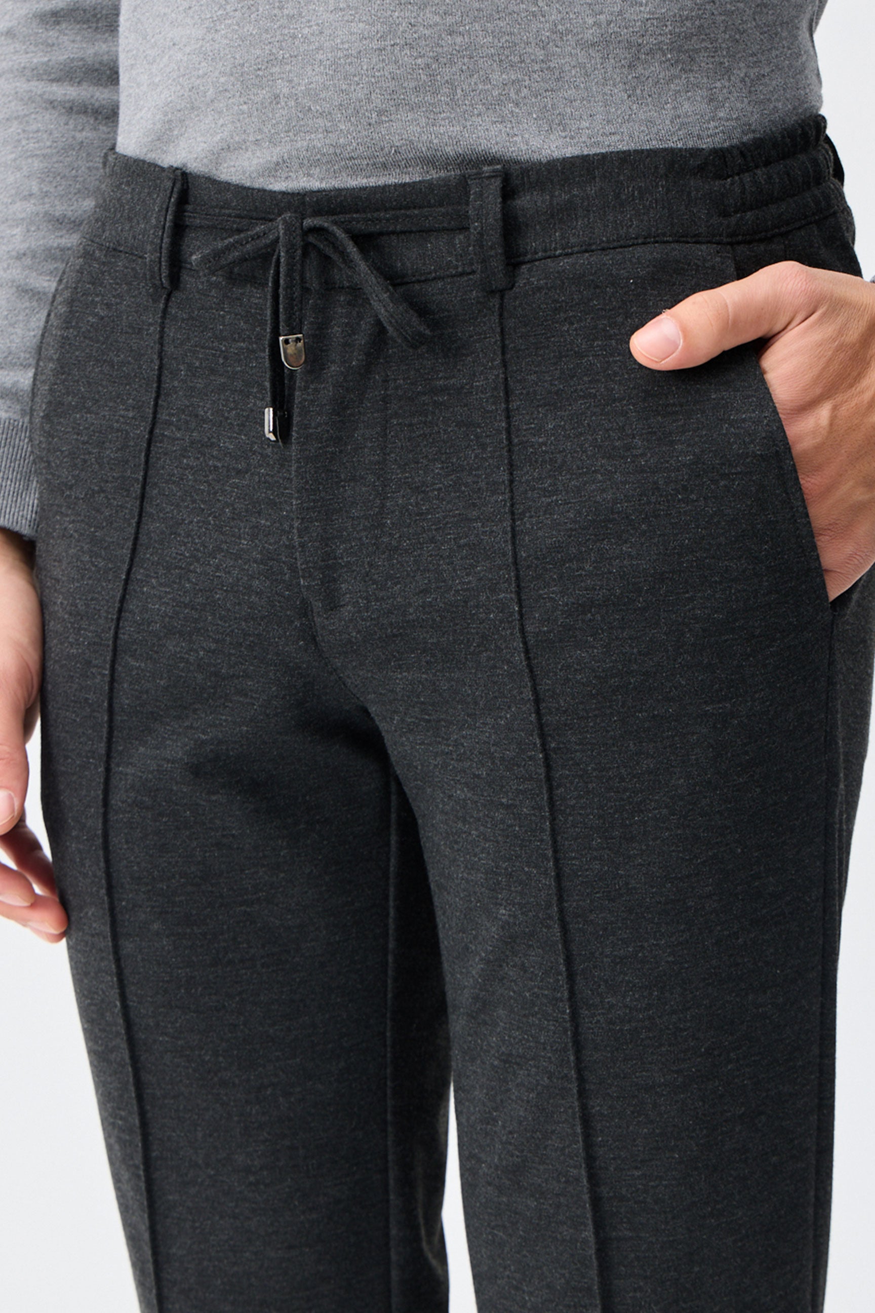 Pantaloni eleganti da uomo color tortora e antracite con coulisse, vestibilità affusolata e sartoriale.