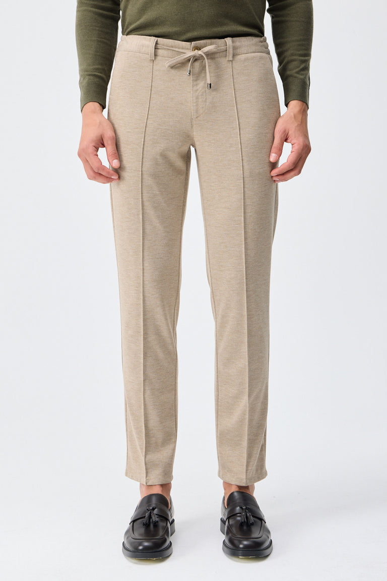 Pantaloni eleganti da uomo color tortora, beige avena, con coulisse, vestibilità affusolata e sartoriale.