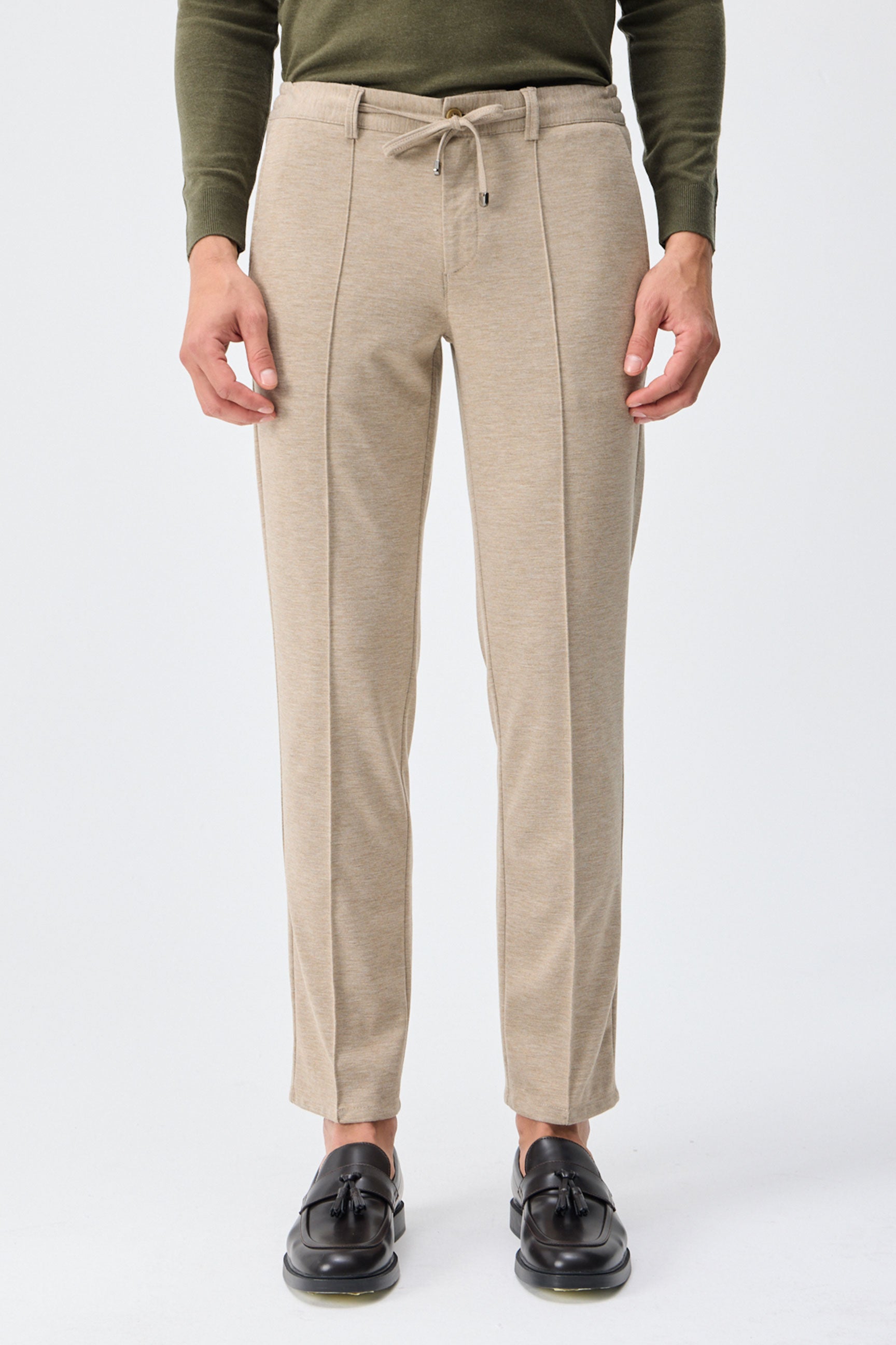 Completo da uomo elegante e casual in morbido jersey beige, composto da giacca blazer e pantaloni.
