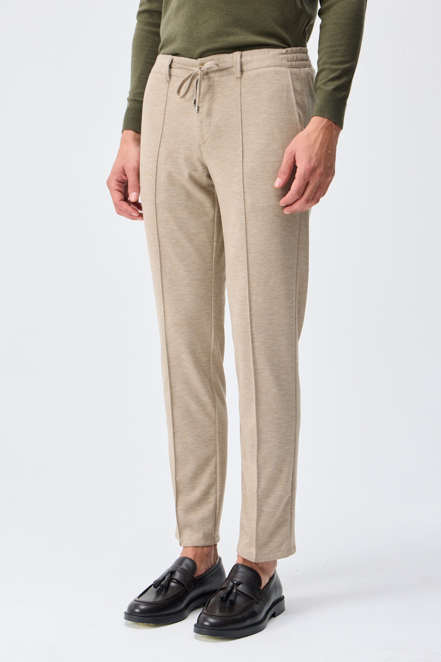 Pantaloni eleganti da uomo color tortora, beige avena, con coulisse, vestibilità affusolata e sartoriale.