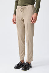 Pantaloni eleganti da uomo color tortora, beige avena, con coulisse, vestibilità affusolata e sartoriale.
